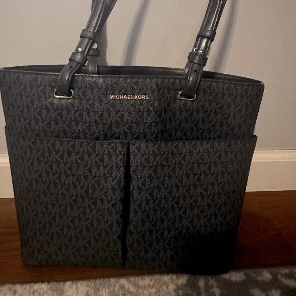 Micheal Kors navy signature tote